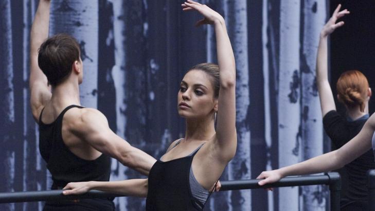 VEIDE 43 KILO: Mila Kunis gikk ned i vekt for rollen som ballettdanser i filmen �Black Swan�. - Flatt, flatt, flatt, sier hun om formene hun slanket bort. Foto: Stella Pictures
