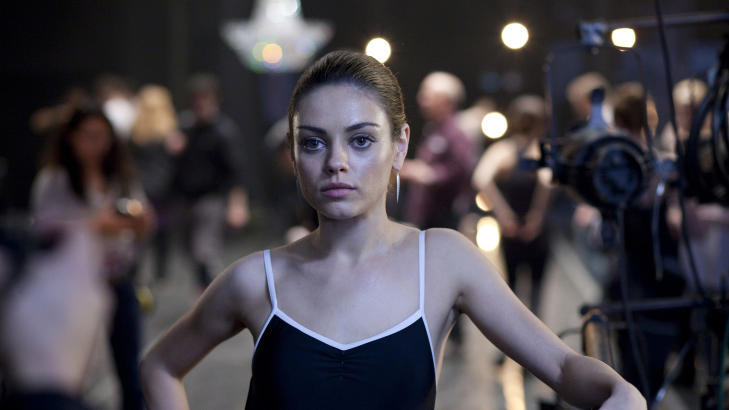 VEIDE 43 KILO: Mila Kunis gikk ned i vekt for rollen som ballettdanser i filmen �Black Swan�. - Flatt, flatt, flatt, sier hun om formene hun slanket bort. Foto: Stella Pictures