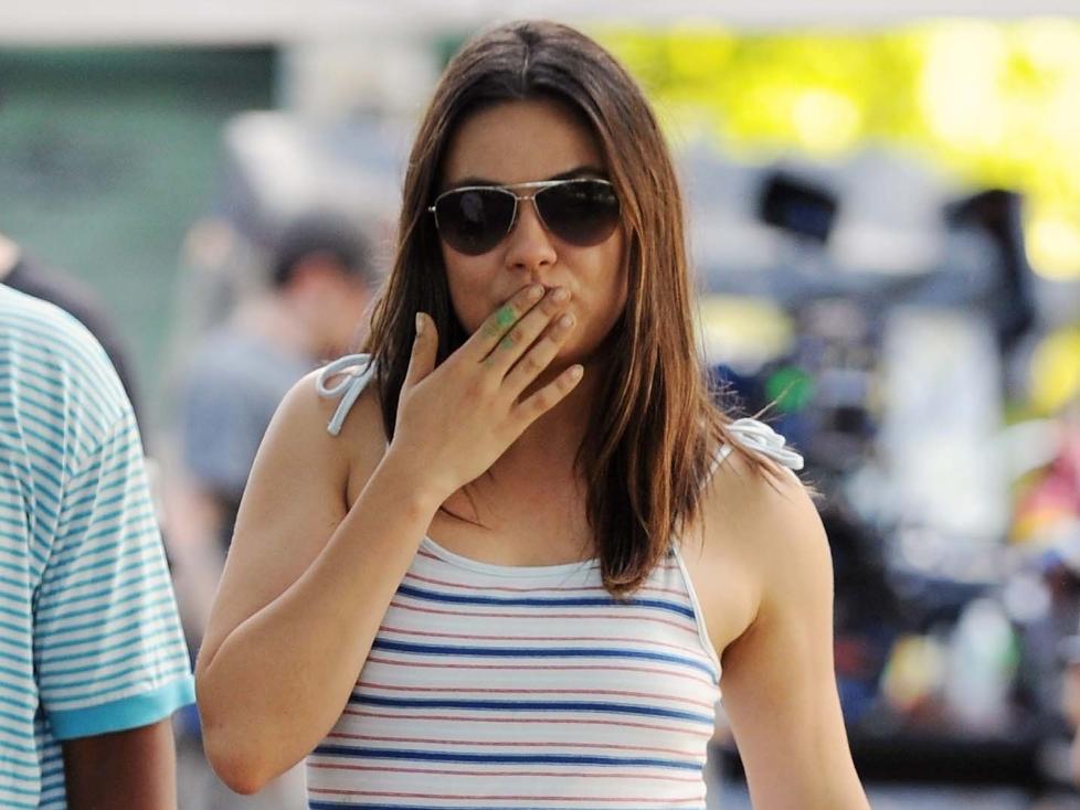 TILBAKE TIL SIN NORMALVEKT: Mila Kunis synes det var godt � komme tilbake til sin normalvekt. Her p� innspilling for filmen �Blood Ties�. Foto: Stella Pictures