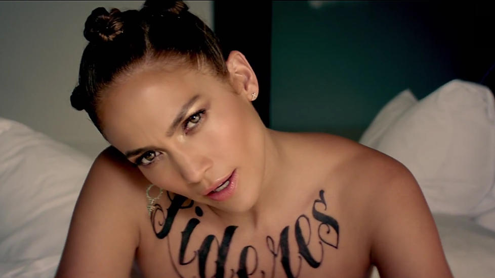TJENER FETT: Det er ikke bare musikken Jennifer Lopez (42) drar inn penger p�. P� ti �r har stjerneartisten ogs� tjent hele 468 millioner kroner p� parfymesalg. Her er 42-�ringen i musikkvideoen til l�ta �Follow the Leader�. Foto: Stella Pictures