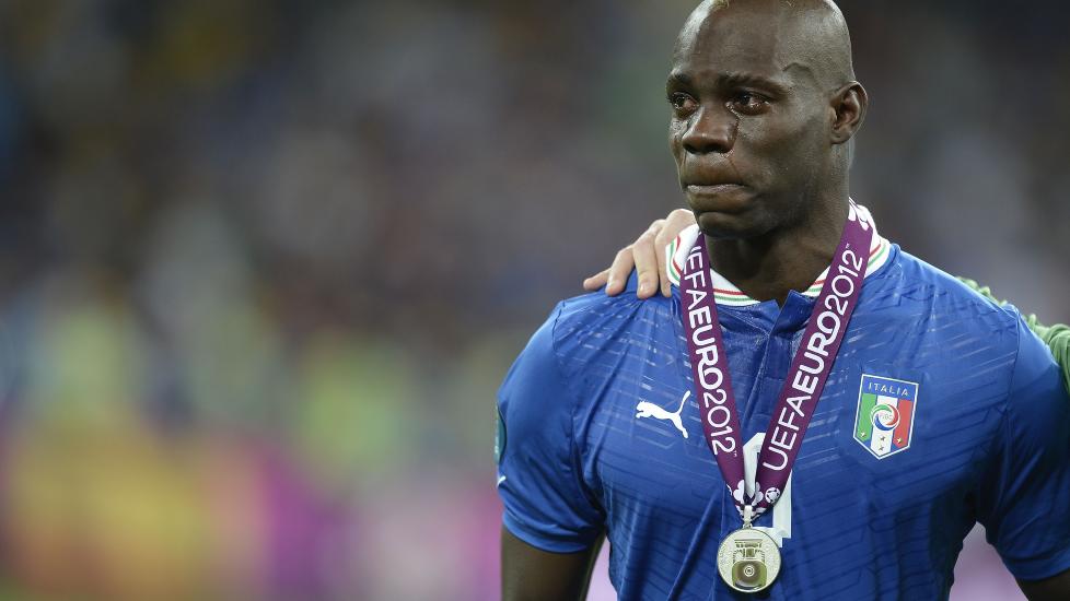  SKUFFA:  Mario Balotelli var med sine to m�l i kvartfinalen mot Tyskland med p� � gj�re slik at det italianske laget kom til finalen under �rets fotball-EM. Men en skuffa Balotelli m�tte innse at europas fotballmestere var det spanske laget. Foto: FILIPPO MONTEFORTE / AFP / NTB Scanpix