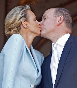 SKANDALEKYSS 1: Det var lite som minnet om sommerfugler i magen da Charlene og Albert ga hverandre sitt f�rste kyss som rette ektefolk etter den f�rste vielsen. Foto: Eric Gaillard / AP / NTB Scanpix