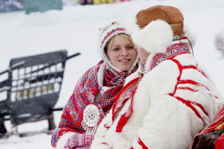 I NORGE: I mars tok fyrsteparet turen til norske Kautokeino, og fikk teste samedrakter. Foto: Stian Solum Lysberg / NTB Scanpix