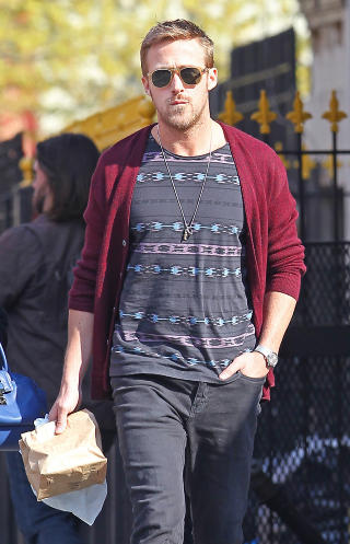 CASUAL: Ryan Gosling i jeans og t-skjorte med print. Foto: Stella pictures