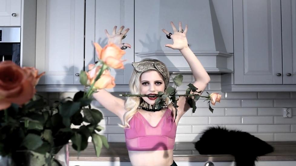 Dr�ye scener: I musikkvideoen er tolv�ringen satt i settinger vi er vant til � se store, kommersielle popstjerner i. Foto: Youtube