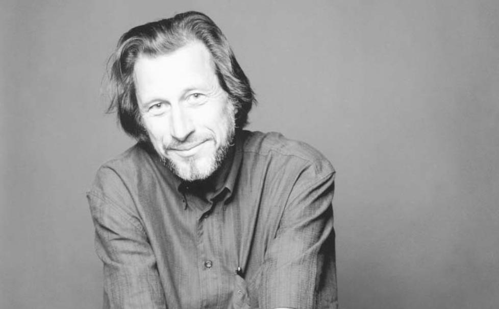 MANGESLUNGEN DIKTSAMLING: �Vi er presens�  veksler mellom lange fortellende dikt, utforskende refleksjoner og korte, humoristiske linjer. Foto: Oktober.