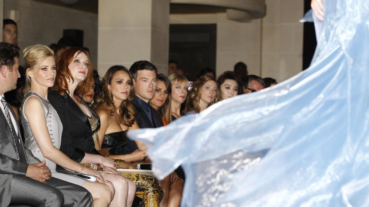  CELEBERT:  Kjendisene koste seg p� f�rste rad under Versace-showet i Paris i helgen. Fra venstre: Elizabeth Banks, Christina Hendricks, M.I.A, Jessica Alba, Cory Monteith, Leah Michele og Fan Bingbing og Pierce Brosnan er delvis skjult av Versace-kjolen som flagrer forbi. Foto: Stella Pictures