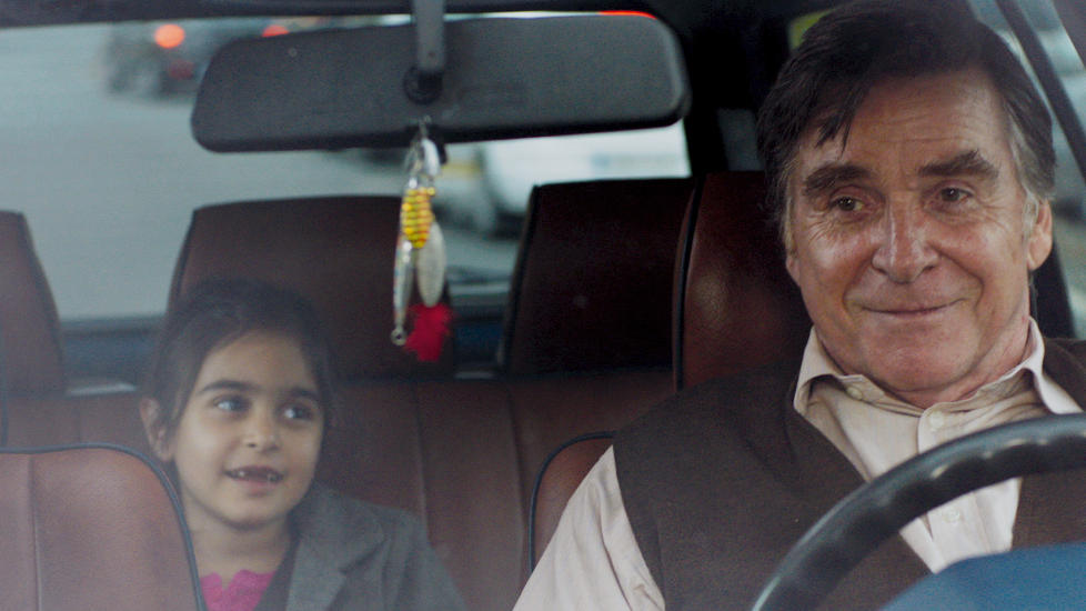 UMAKE PAR: Hayat (Mercan T�rkoglu) og Hartmut (Elmar Wepper) pr�ver � finne ut av ting sammen i taxikomedien �Trekvart m�ne�.