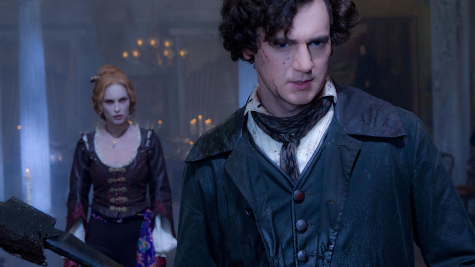 GOD MED �KS: Abraham Lincoln (Benjamin Walker) har hendene fulle i jobben som vampyrjeger. Erin Wasson spiller en av blodsugerne.