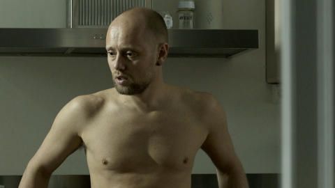 VOLDELIG: Aksel Hennie spiller en voldelig karakter i Eva Sørhaugs «90 minutter». På rollelista står også Bjørn Floberg, Pia Tjelta, Mads Ousdal og Kaia Varjord. Foto: Euforia Film VOLDELIG: Aksel Hennie spiller en voldelig karakter i Eva Sørhaugs «90 minutter». På rollelista står også Bjørn Floberg, Pia Tjelta, Mads Ousdal og Kaia Varjord. Foto: Euforia Film