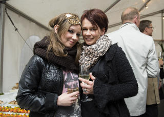  STOR S�SKENFLOKK:  Maria Solheim er den yngste av en s�skenflokk p� syv stykker. Her er hun sammen med stores�ster Lill Solheim, da de to var til stede p� finalen av 4 stjerners middag tidligere i �r. Foto: Stella Pictures