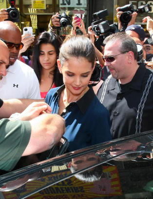 Katie Holmes smiler igjen
