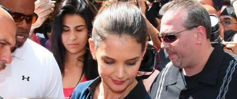 Katie Holmes smiler igjen