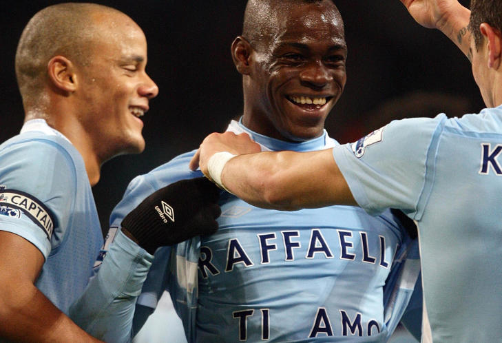 HYLLET KJÆRESTEN: Mario Balotelli scoret mot Blackburn i februar, og viste fram denne t-skjorta med en hyllest til kjæresten Raffaella. Foto: AP Photo/PA, Dave Thompson HYLLET KJÆRESTEN: Mario Balotelli scoret mot Blackburn i februar, og viste fram denne t-skjorta med en hyllest til kjæresten Raffaella. Foto: AP Photo/PA, Dave Thompson