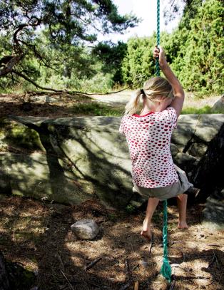 Overlates til seg selv av berusede foreldre p� sommerferie