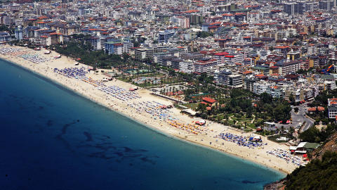  TYRKIA: B�de storbyen Antalya og feriebyen Alanya har flotte bystrender. Foto: EIVIND PEDERSEN