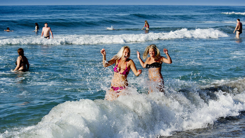  KRETA:  Julie Henriksen og Christine Stetzer i b�lgene p� den flotte Rethymnon-stranda. Foto: JOHN TERJE PEDERSEN