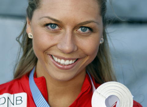 MEDALJE:
Tonje Angelsen under medaljesermonien etter sølvet.
Foto: Lise Åserud / NTB scanpix MEDALJE:
Tonje Angelsen under medaljesermonien etter sølvet.
Foto: Lise Åserud / NTB scanpix