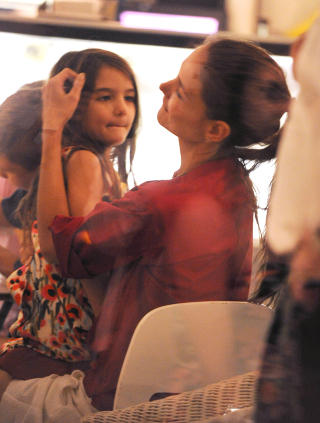  N�RT FORHOLD:  Det er ingen tvil om at Katie Holmes elsker sin lille datter over alt i verden - til og med ektemannen Tom Cruise. Foto: Stella Pictures