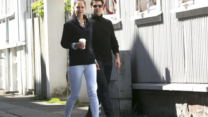  SAMMEN P� ISLAND:  Dette er det siste bildet som er tatt av Katie Holmes og Tom Cruise, bare dager f�r skilsmissen var et faktum. Her rusler de rundt i Islands gater, hvor Cruise for tiden spiller i filmen �Oblivion�. P� fingeren har Katie en stor diamantring. Foto: Julius Sigurjonsson / AOP / Splash News