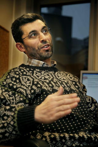 MISTANKE: Forstander Basim Ghozlan bekrefter at han har sett konvertitten i Rabita-moskeen enkelte ganger, men sier mannen aldri ga uttrykk for noen ekstreme holdninger. Foto: Jacques Hvistendahl / Dagbladet MISTANKE: Forstander Basim Ghozlan bekrefter at han har sett konvertitten i Rabita-moskeen enkelte ganger, men sier mannen aldri ga uttrykk for noen ekstreme holdninger. Foto: Jacques Hvistendahl / Dagbladet