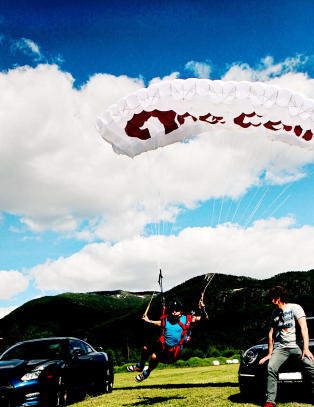 Sjekk fallskjermstuntet og se hvilken r�tass som er r�est