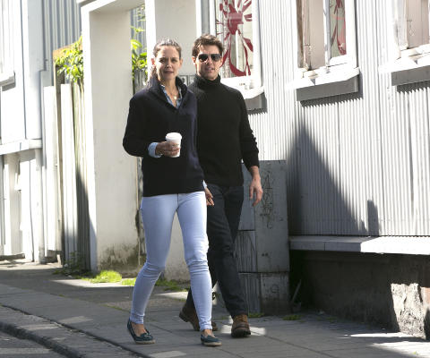 P� ISLAND: Tom Cruise avslutter innspillingen av filmen �Oblivion� p� Island i disse dager. Her g�r han h�nd i h�nd med Katie Holmes i Reykjavik 13 dager f�r bruddet ble kjent. Foto: Julius Sigurjonsson / AOP / Splash News