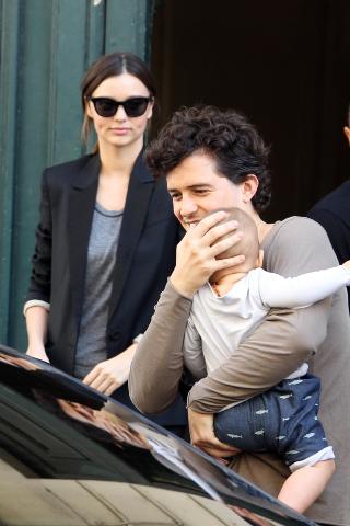 FAMILIELYKKE: Miranda Kerr og Orlando Bloom med lille Flynn. Foto: Stella pictures