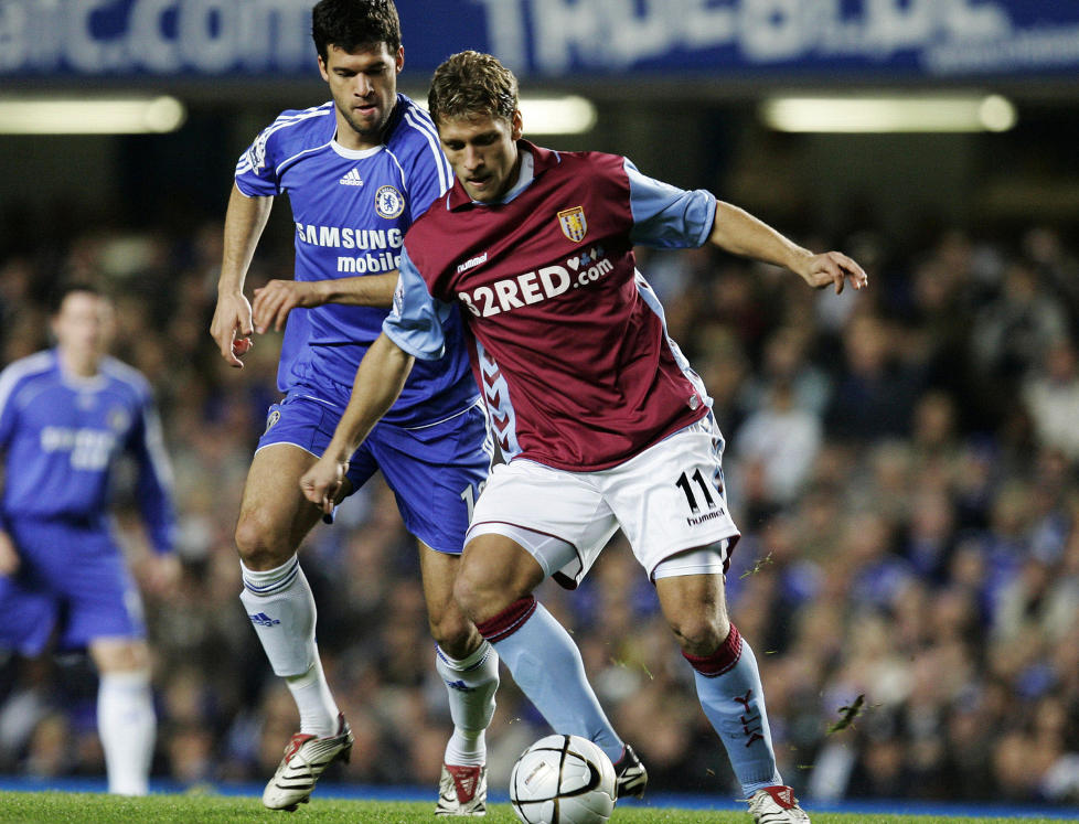 GIR SEG: Stilijan Petrov gir seg som fotballspiller. Bulgareren ble rammet av blodkreft i fjor. Her i aksjon mot Chelsea og Michael Ballack i 2006. Foto: AP / Alastair Grant / NTB Scanpix