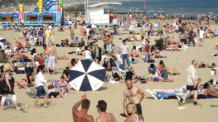 BADEGLEDE: Yrende badeliv allerede i mai p� Bournemouths langstrakte sandstrand. Foto: GUNNAR RINGHEIM