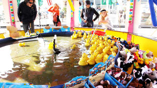 TIVOLI: Morsomme aktiviteter for den yngre garden p� tivoliet ytterst ute p� byens ber�mte pir. Foto: GUNNAR RINGHEIM