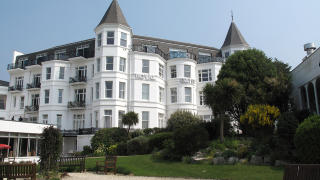 MAJESTETISK: Hagen til Royal Bath Hotel er en oase for gjestene som har sj�en bare et steinkast unna. Foto: GUNNAR RINGHEIM