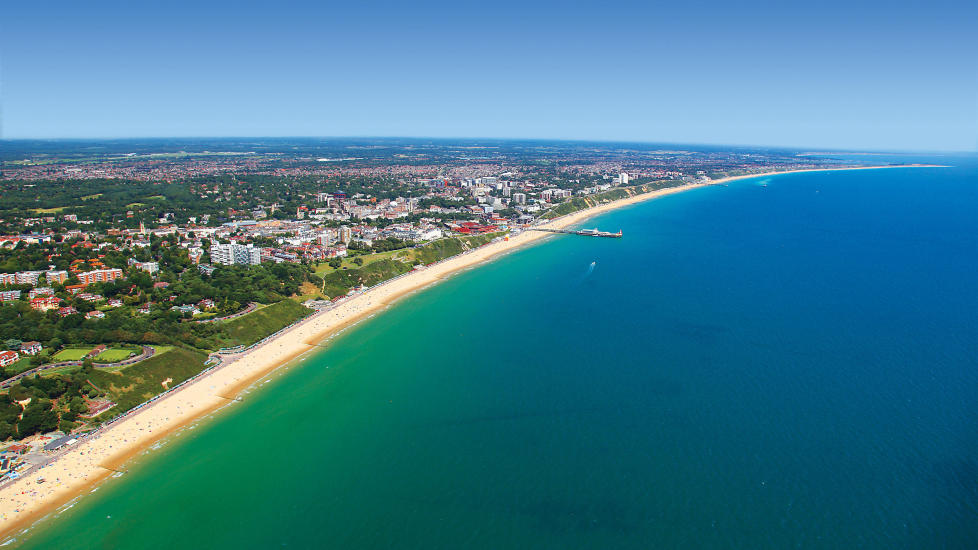EN GYLLEN PERLE: Sandstranda i Bournemouth ligger som ei gyllen stripe s� langt �yet kan rekke, omkranset av kafeer, puber, barer og restauranter. Foto: BOURNEMOUTH TOURISM
