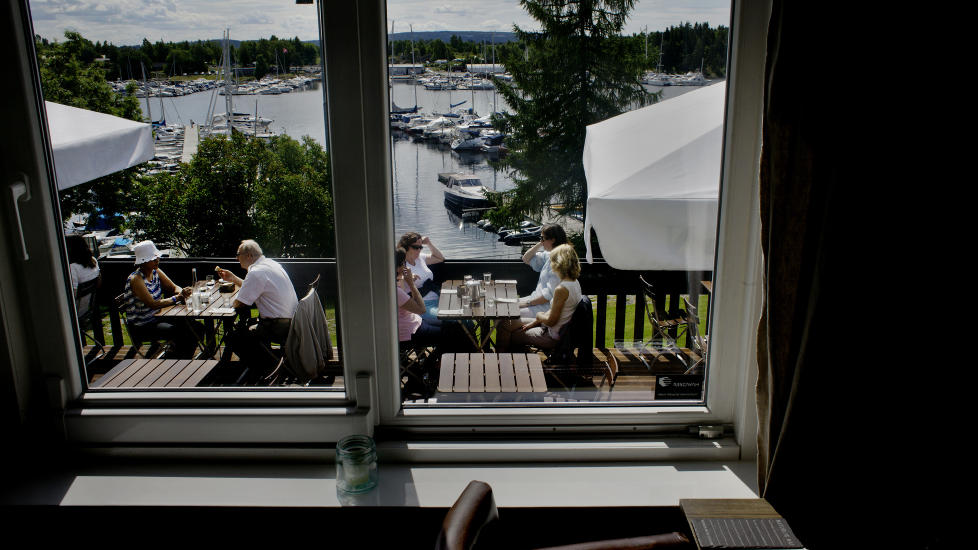 Fager er fjorden: Strand restaurant p� Stabekk har fantastisk beliggenhet. Men det alene forsvarer ikke det h�ye prisniv�et. Verken mat eller service overbeviste da Robinson og Fredag var der nylig. Foto: Adrian �hrn johansen.