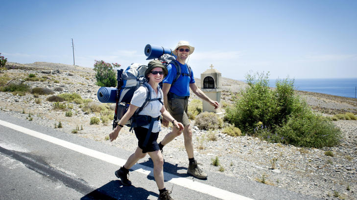 TIL FOTS: Tyske Livia Casell og Michael Paule p� vei ned til havnebyen Khora Sfakion p� s�rkysten av Kreta. Foto: JOHN TERJE PEDERSEN