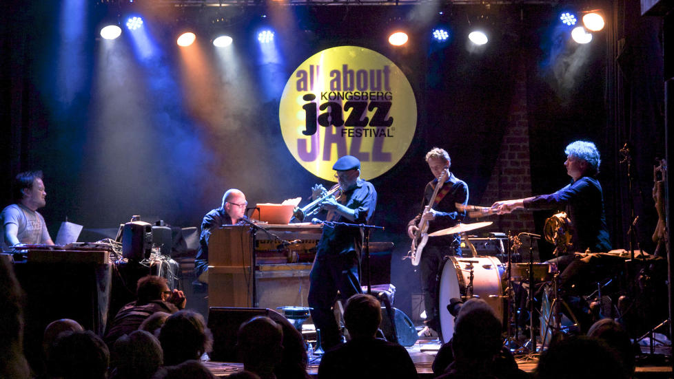 VELSPILLENDE VENNER: Fra v. Morten Qvenild, Sigbj�rn Apeland, Per J�rgensen, Morten Skage og Terje Isungset. FOTO: TERJE MOSNES