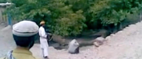 Sekunder seinere blir hun henrettet p� kloss hold av Taliban