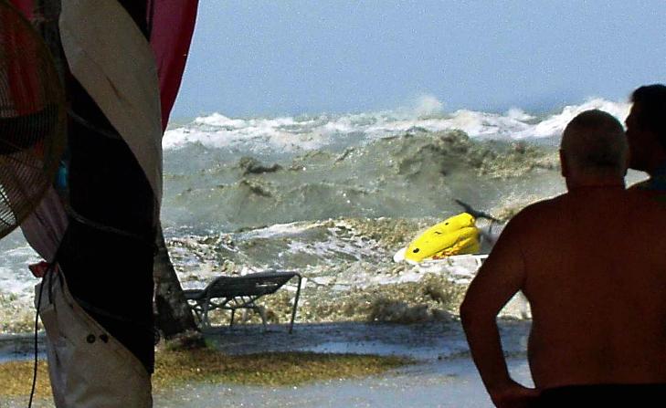 TSUNAMI: Dette bildet ble tatt av turisten Eric Skitzi, rett før tsunamien slo inn over stranda i Batu Ferringhi i Malaysia, 26. desember 2004. Tsunamien som ble utløst etter et kraftig jordskjelv utenfor Sumatra, med styrke 9,2, tok livet av over 230 000 personer. Foto: ERIC SKITZI / MALAYSIA OUT / AFP PHOTO / NTB SCANPIX TSUNAMI: Dette bildet ble tatt av turisten Eric Skitzi, rett før tsunamien slo inn over stranda i Batu Ferringhi i Malaysia, 26. desember 2004. Tsunamien som ble utløst etter et kraftig jordskjelv utenfor Sumatra, med styrke 9,2, tok livet av over 230 000 personer. Foto: ERIC SKITZI / MALAYSIA OUT / AFP PHOTO / NTB SCANPIX