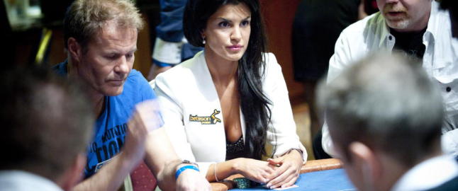 Kulturministeren åpner for pokerspill i Norge