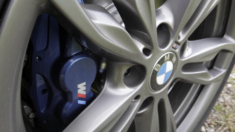 DETALJER: Bremsekalippere med M-logo signaliserer at dette ikke er styling fra Biltema.