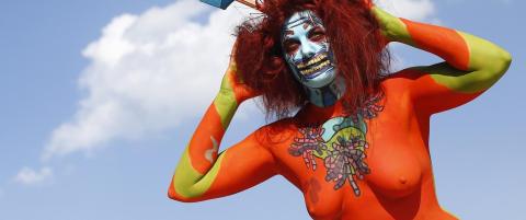 Ja, denne dama er splitter naken