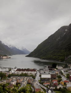 - Man g�r ikke ut i avisa og sier at andre er drittsekker