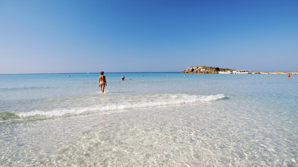 KYPROS: Det er European Environment Agency (EEA) som i samarbeid med European Commission DG Environment, som har k�ret vannkvaliteten ved Kypros' badestrender som den beste av alle EUs 27 medlemsland. Her fra Agia Napa. Foto: OVE NILSSON