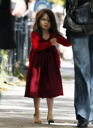 P� H�YE H�LER:  Suri Cruise (6), datter av skuespillerne Tom Cruise og Katie Holmes, har f�tt mye oppmerksomhet, blant annet fordi hun g�r med h�ye h�ler. Foto: Stella Pictures