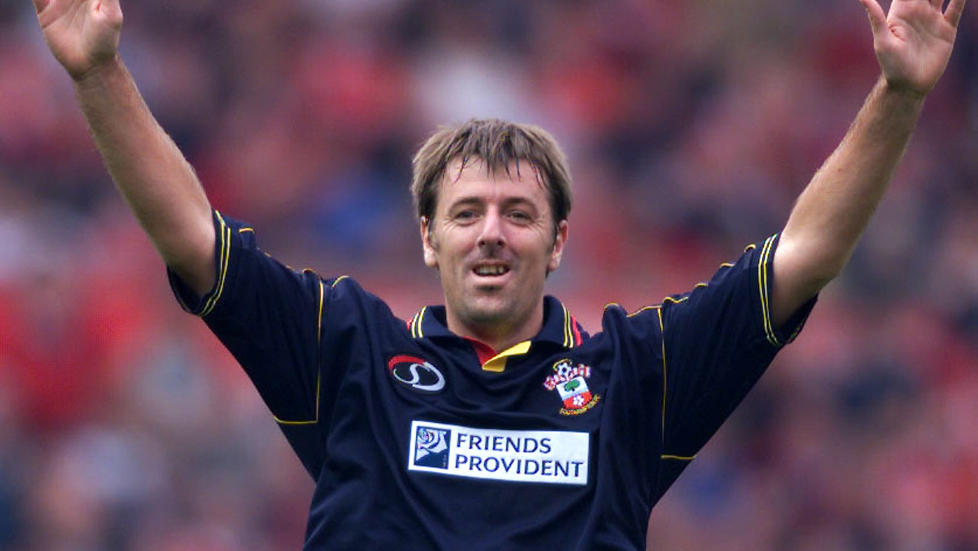 TILBAKE TIL R�TTENE: Matthew Le Tissier skal hjelpe Guernsey � n� nye h�yder. Her feirer han en scoring mot Manchester United i glansdagene for Southampton. Foto: Dan Chung REUTERS