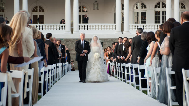 FIKK TERNINGKAST SEKS: Bill Clintons datter Chelsea giftet seg i Vera Wang i 2010. Den norske �Top Model�-programlederen Katrine S�rland ga ekspresidentens datter terningkast 6 for kjolevalget. Foto: Stella Pictures