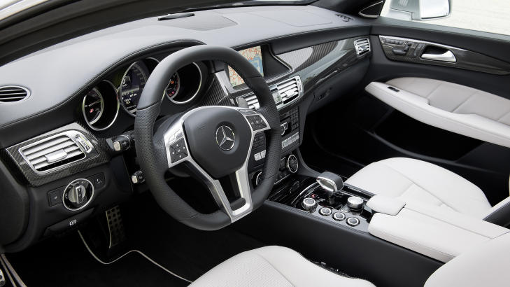 LUKSUS-R�TASS: Bak dette ratter kan du komfortabelt parkere alt p� denne siden av en Porsche 911 Carrera S.