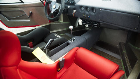 SPARTANSK: F40 er laget for fart, ikke komfort. Girskiftene krever at man er bestemt.
