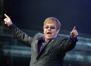 SPILTE I BURSDAGEN: Elton John ble flydd inn til Leon Blacks 60-årsdag. Foto: AFP/NTB Scanpix SPILTE I BURSDAGEN: Elton John ble flydd inn til Leon Blacks 60-årsdag. Foto: AFP/NTB Scanpix