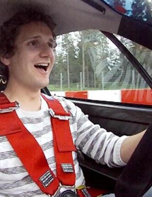 Her kj�rer han dr�mmebilen for f�rste gang